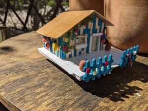 Cabanon de pêcheur avec barrière bleue