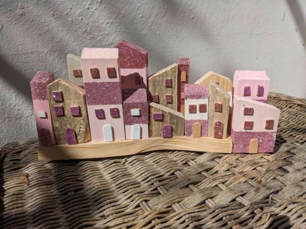 Maisons roses décorées de paillettes