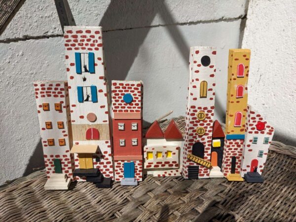 Village aux maisons colorées et en briques