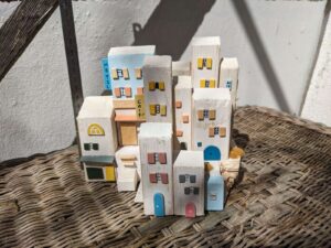 Petit village aux volets colorés