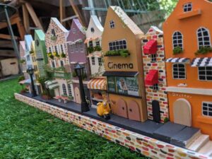 Petite rue avec cinéma