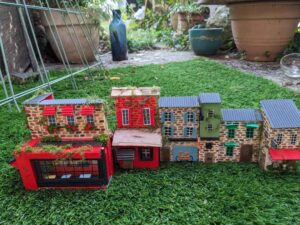 Petite rue avec pub.